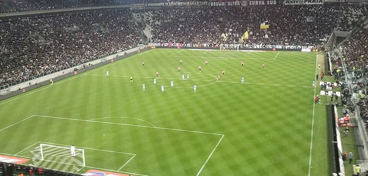 Pha tranh chấp bóng nảy lửa trong trận đấu giữa Juventus và Napoli tại Allianz Stadium.