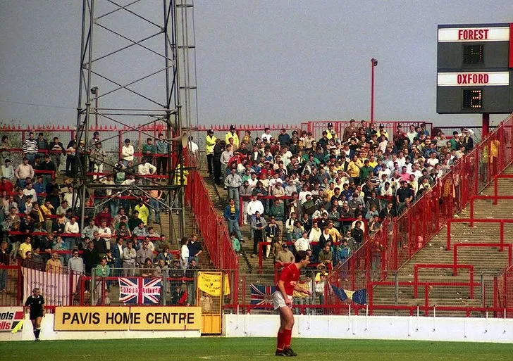 Phần khán đài dành cho người hâm mộ đội khách tại City Ground vào năm 1988
