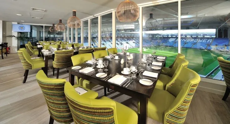 Phòng chờ khách VIP (Hospitality Lounge) tại King Power Stadium, nơi mang đến trải nghiệm bóng đá sang trọng