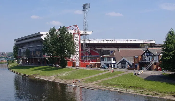 Quang cảnh sân The City Ground nhìn từ bờ sông Trent