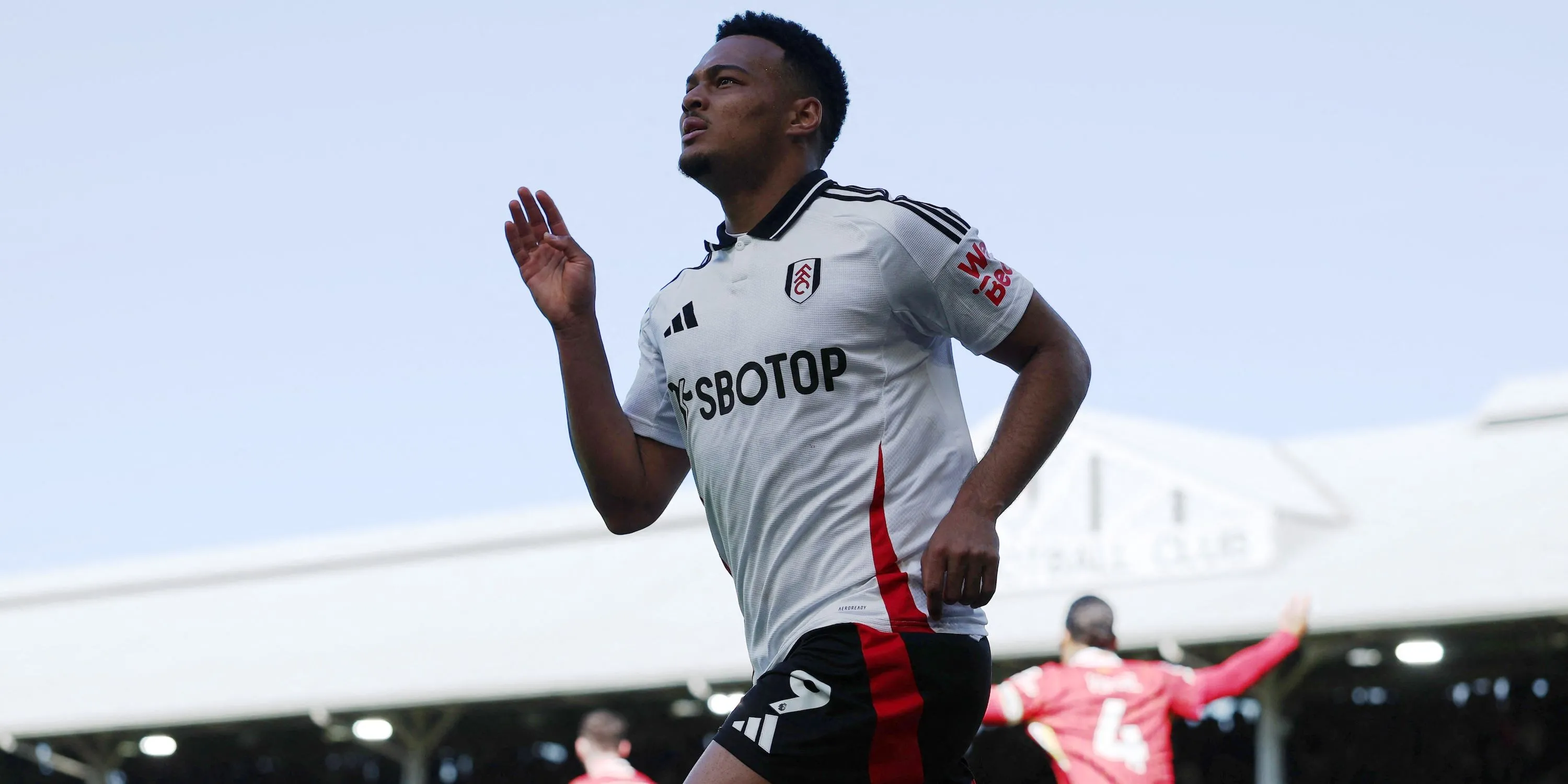 Rodrigo Muniz ăn mừng bàn thắng trong màu áo Fulham, chứng minh khả năng tại Premier League.