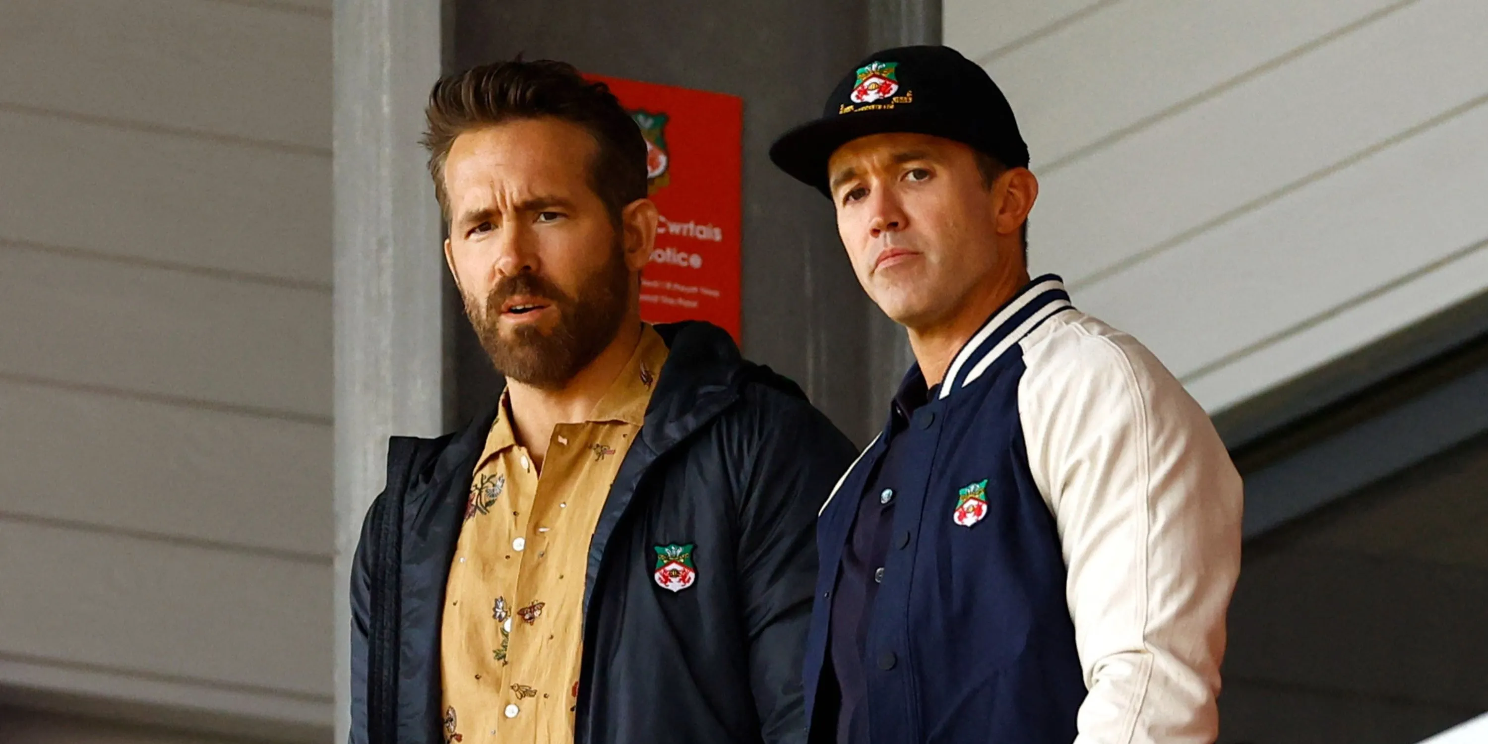 Ryan Reynolds và Rob McElhenney, hai diễn viên Hollywood đã trở thành chủ sở hữu nổi tiếng của Wrexham AFC.