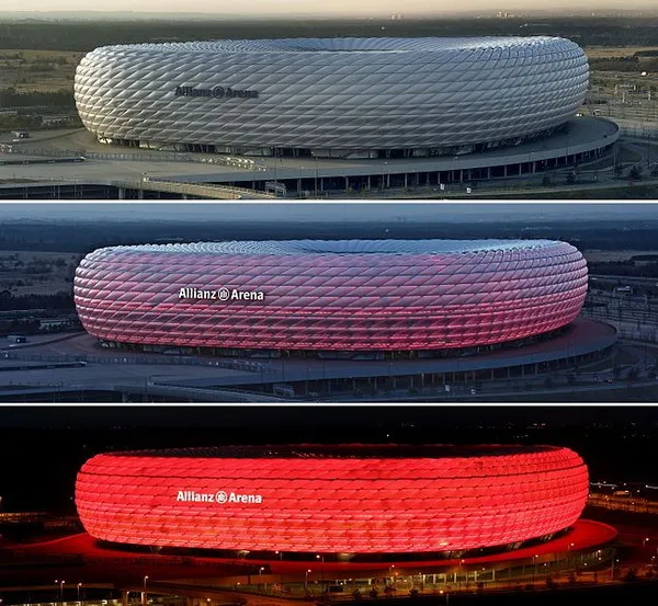 Sân Allianz Arena rực sáng và đổi màu vào ban đêm