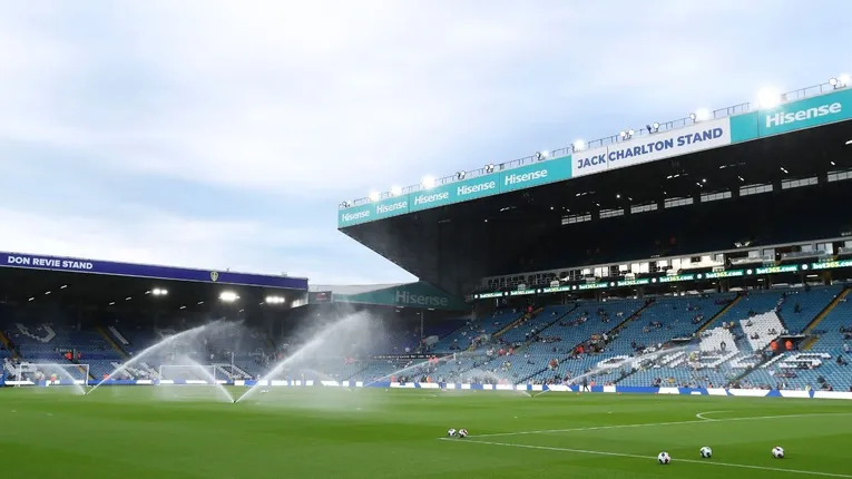 Sân cỏ Elland Road đang được tưới nước, chuẩn bị cho các trận đấu của Leeds United
