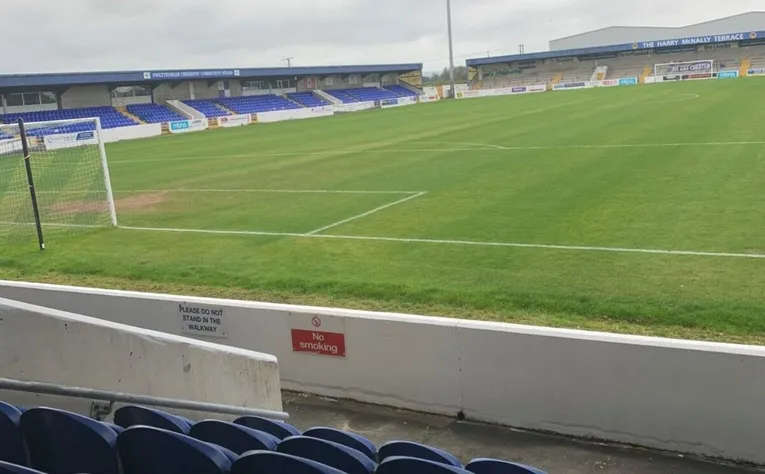 Sân Deva Stadium nhìn từ khán đài