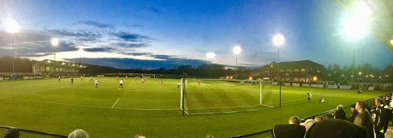 Sân vận động Blackwell Meadows sáng đèn dưới ánh đèn pha vào một ngày diễn ra trận đấu, tạo nên khung cảnh lung linh
