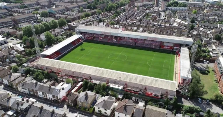 Sân vận động Griffin Park lịch sử, sân nhà cũ của Brentford
