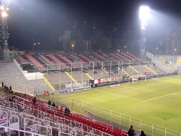 Sân vận động Stade Municipal du Ray cũ của OGC Nice