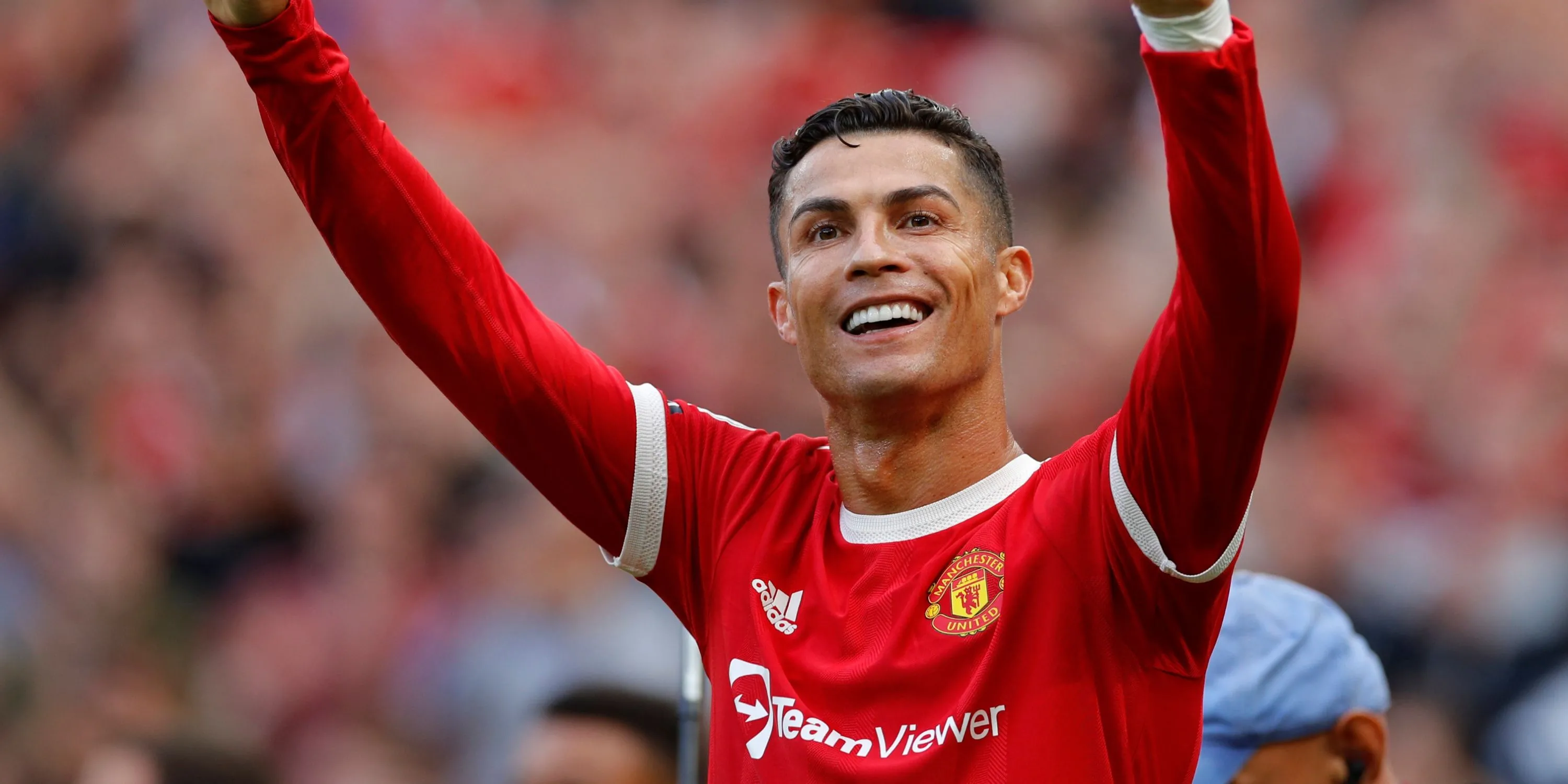 Siêu sao Cristiano Ronaldo trong màu áo Manchester United, thời điểm anh tặng áo đấu có chữ ký cho Snoop Dogg.
