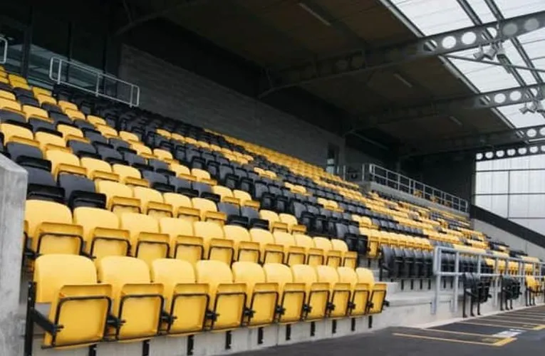 Sơ đồ bố trí chỗ ngồi chi tiết của sân Boston Community Stadium, hiển thị các khu vực khán đài khác nhau.