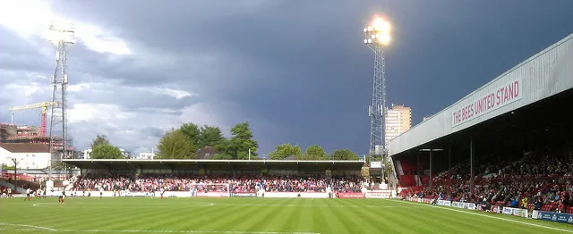 Sơ đồ bố trí chỗ ngồi và các khán đài chính tại sân vận động Griffin Park của Brentford.