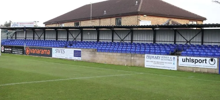Sơ đồ bố trí chỗ ngồi và các khu vực chính tại sân vận động Hardenhuish Park của Chippenham Town FC.