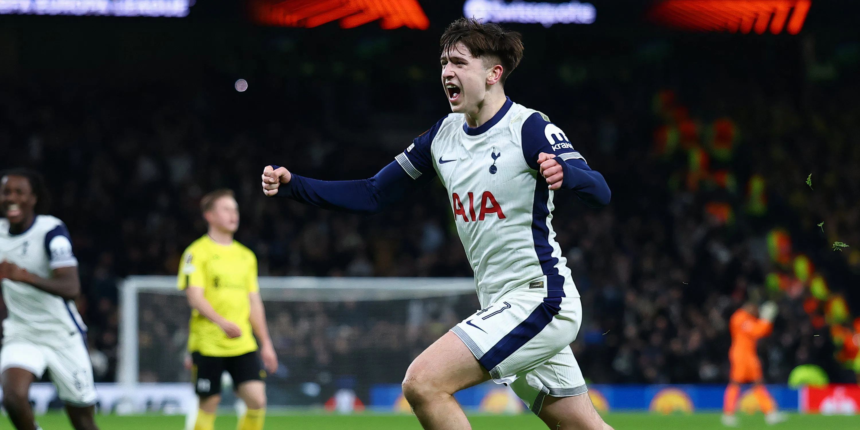 Tài năng trẻ Mikey Moore của Tottenham Hotspur trên sân tập.