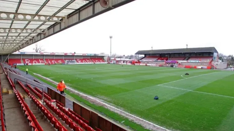 Tầm nhìn tổng thể từ các khán đài có chỗ ngồi tại sân vận động Whaddon Road