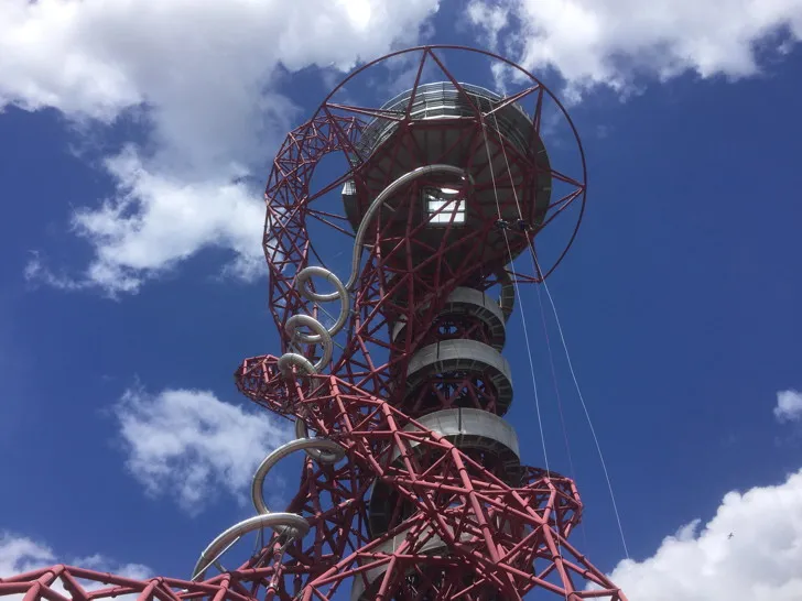 Tháp ArcelorMittal Orbit bên ngoài London Stadium, một kiến trúc độc đáo của Công viên Olympic
