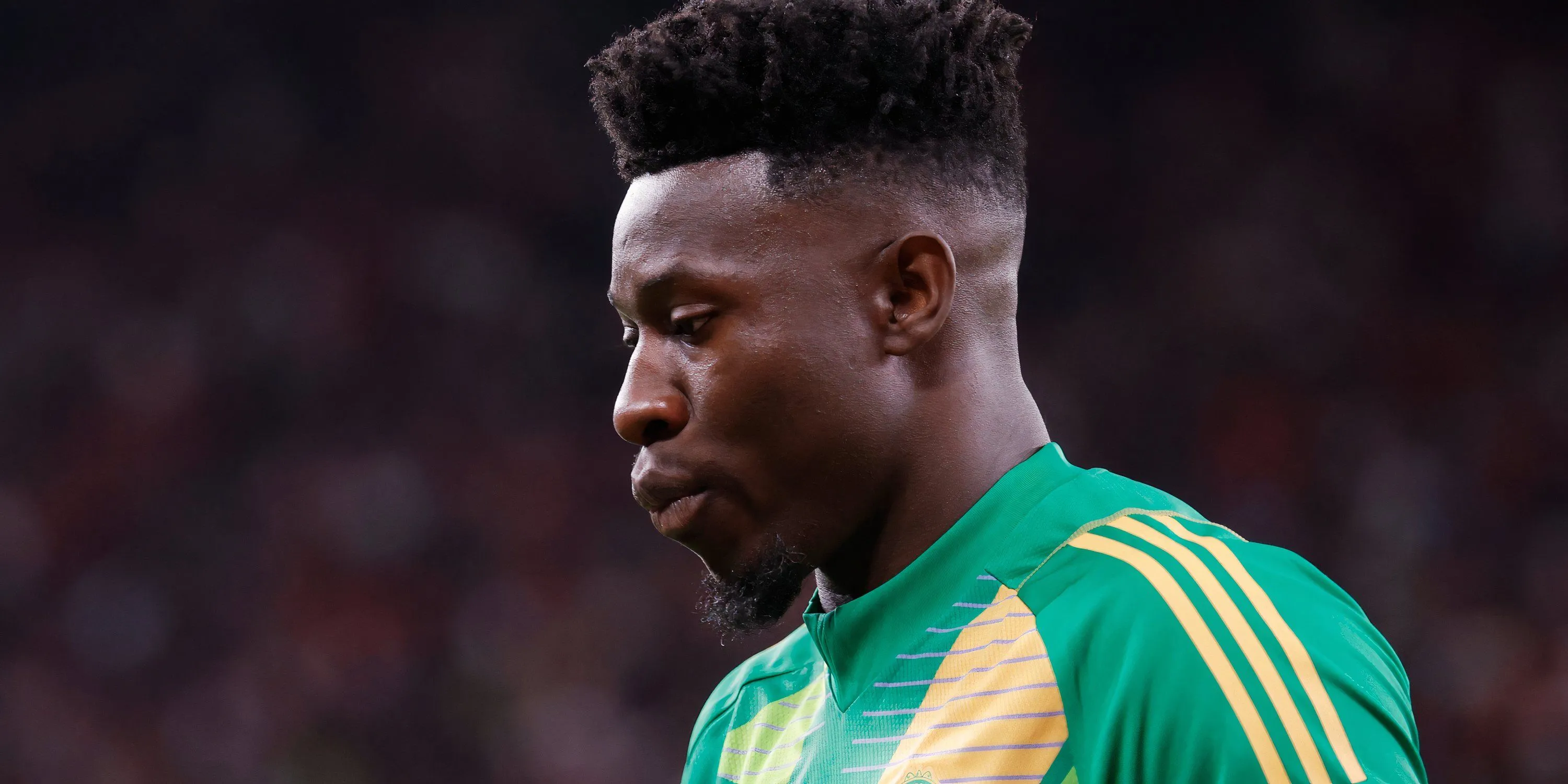 Thủ môn Andre Onana của Manchester United thể hiện sự thất vọng trên sân.