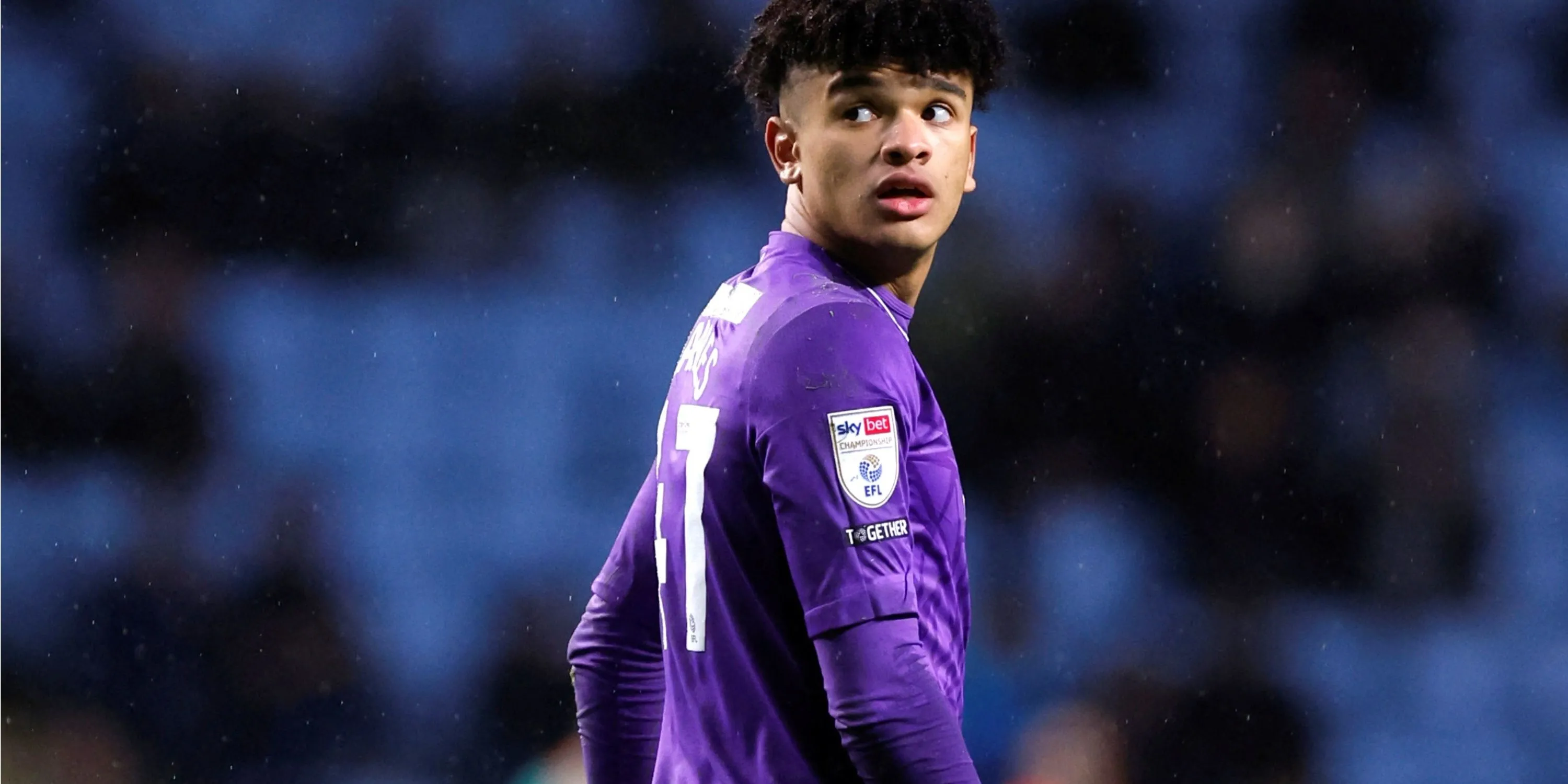Thủ môn trẻ Pierce Charles của Sheffield Wednesday thi đấu, nổi bật với kỹ năng chơi chân