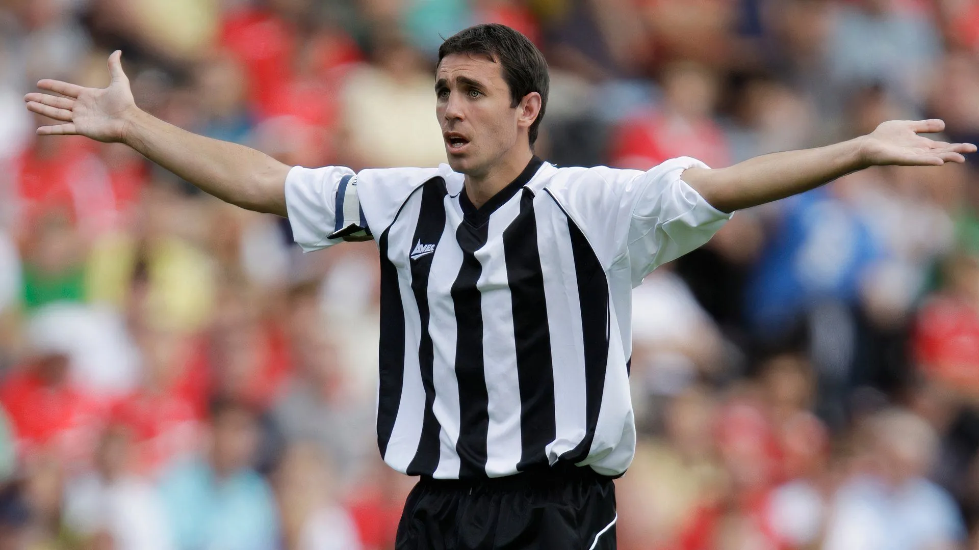 Thủ quân John Thompson ra sân cùng Notts County tại sân Meadow Lane
