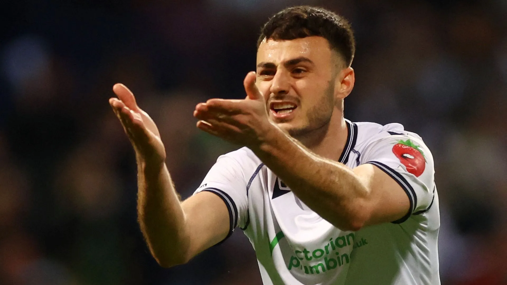 Tiền đạo Aaron Collins, cầu thủ ghi bàn hàng đầu của Bolton mùa trước, đã chuyển đến Milton Keynes Dons.