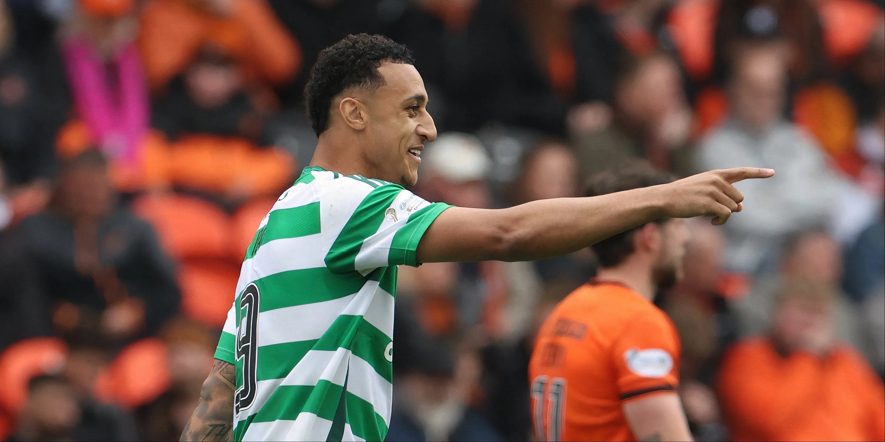 Tiền đạo Adam Idah trong màu áo Celtic thi đấu ở giải VĐQG Scotland.