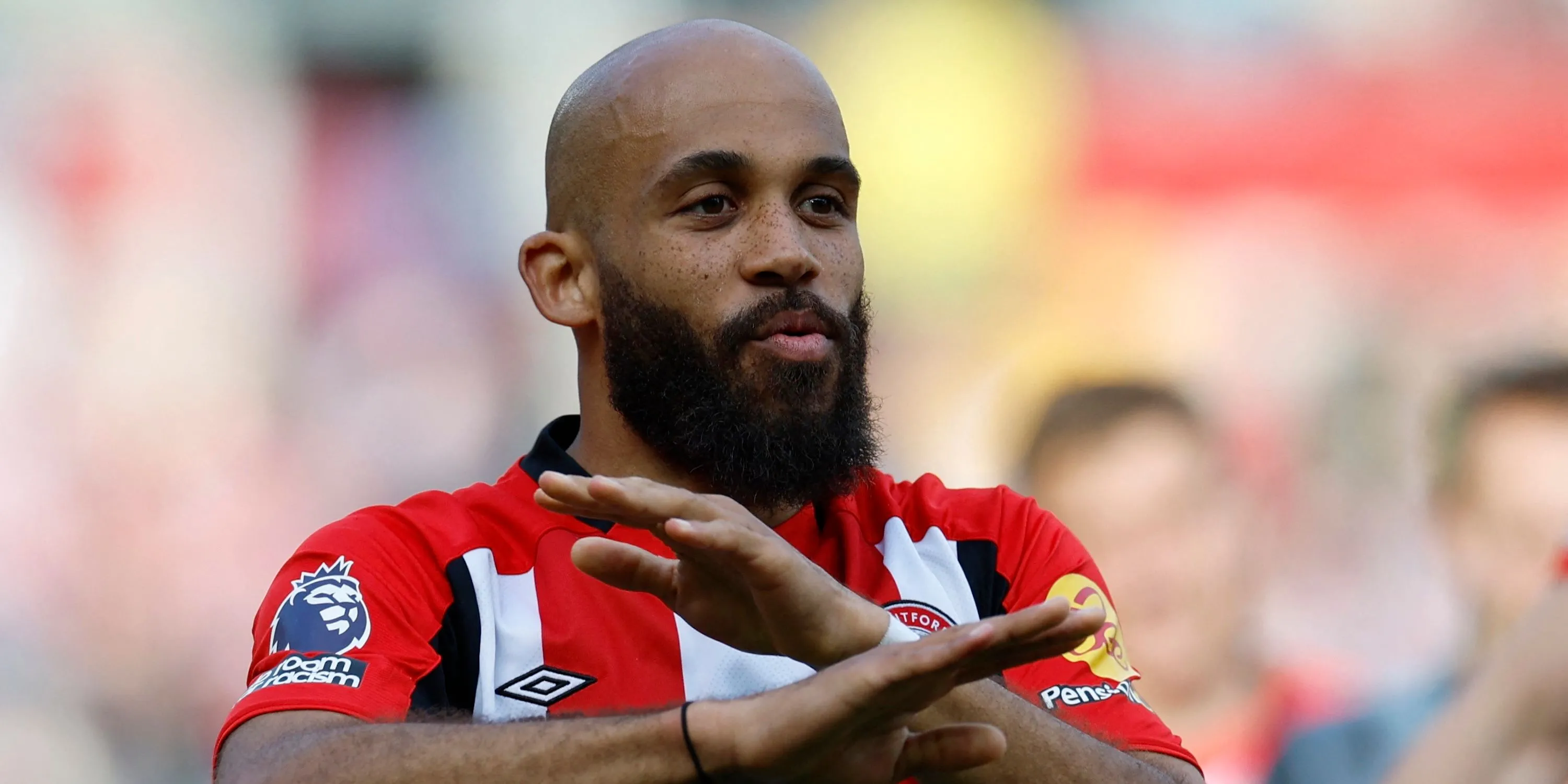 Tiền đạo Bryan Mbeumo của Brentford ăn mừng sau một trận đấu, chuẩn bị gia nhập Manchester United