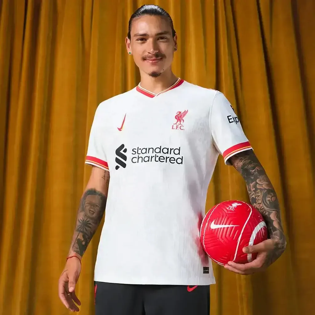 Tiền đạo Darwin Nunez khoác áo đấu thứ ba Liverpool 2024/25 màu vàng với chi tiết đỏ, thiết kế Nike đặc trưng.