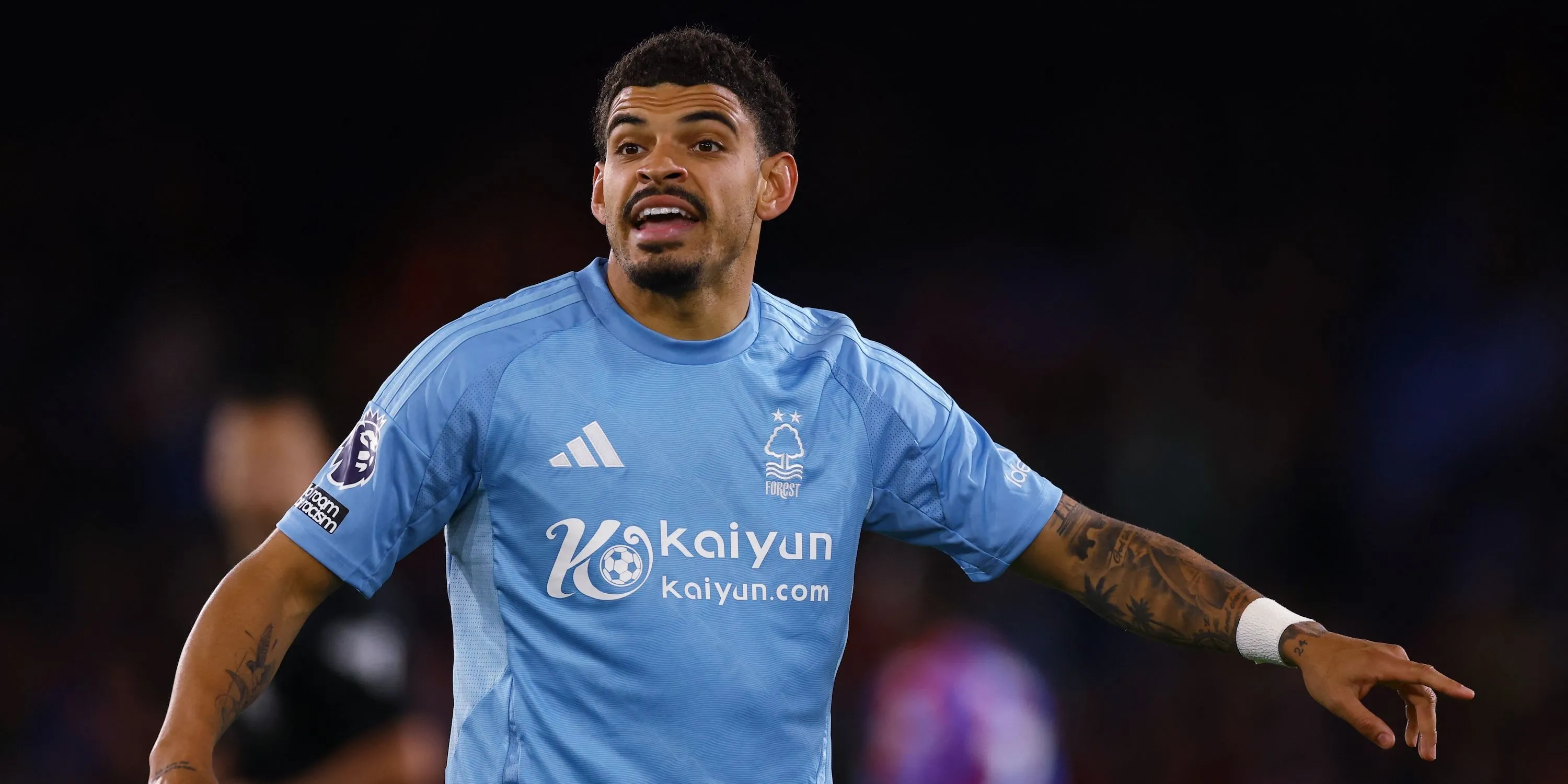 Tiền vệ Morgan Gibbs-White của Nottingham Forest phản ứng sau một pha bóng