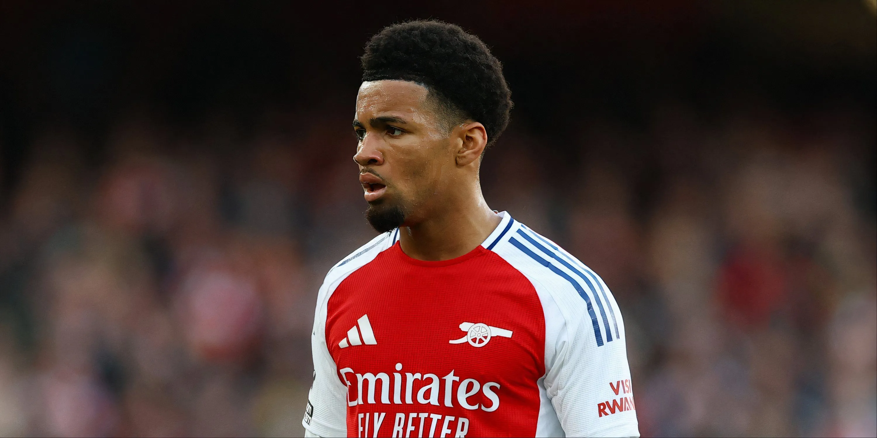 Tiền vệ trẻ Ethan Nwaneri của Arsenal trong một trận đấu