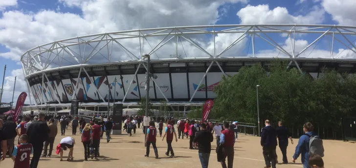 Toàn cảnh bên ngoài Khu Liên Hợp Olympic Queen Elizabeth, nơi tọa lạc London Stadium