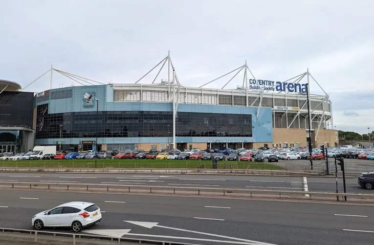 Toàn cảnh bên ngoài sân vận động Coventry Building Society Arena nhìn từ xa