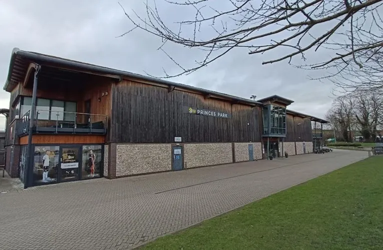 Toàn cảnh bên ngoài Sân vận động Princes Park, Dartford