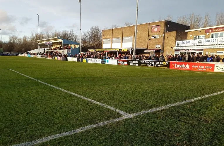 Toàn cảnh các khán đài sân Mariners Park, cho thấy kiến trúc sân bóng đá địa phương