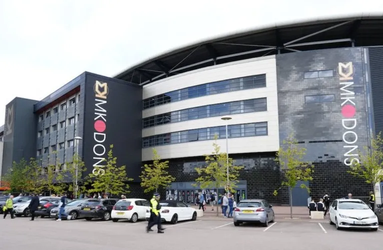 Toàn cảnh cửa chính của Stadium MK, nhìn từ bên ngoài sân vận động