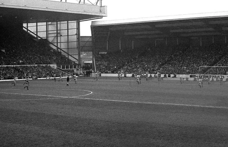 Toàn cảnh khán đài Centenary cũ tại Anfield, một phần của lịch sử phát triển sân vận động trước khi được đổi tên và cải tạo.