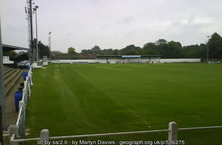 Toàn cảnh mặt sân cỏ tại York Road, nơi diễn ra các trận đấu của Maidenhead United