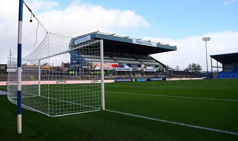 Toàn cảnh sân cỏ và khán đài tại Memorial Stadium, chuẩn bị cho trận đấu của Bristol Rovers