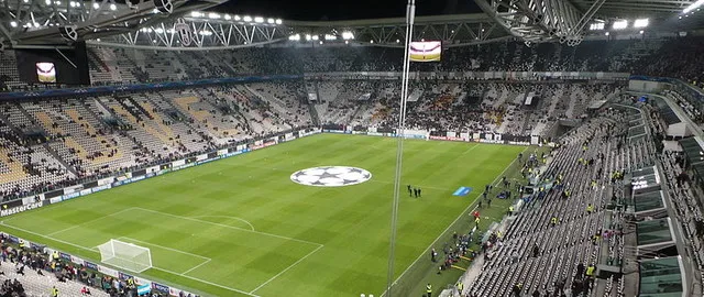 Toàn cảnh sân đấu từ khán đài Allianz Stadium, mang đến tầm nhìn hoàn hảo cho người hâm mộ.