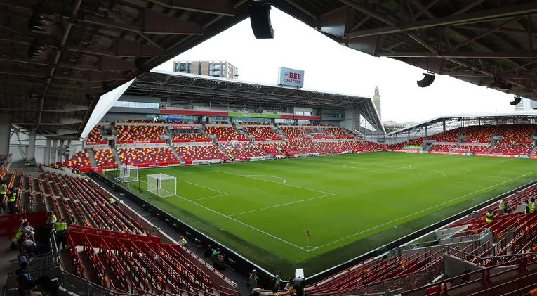 Toàn cảnh sân Gtech Community Stadium nhìn từ khán đài với mặt cỏ xanh mướt