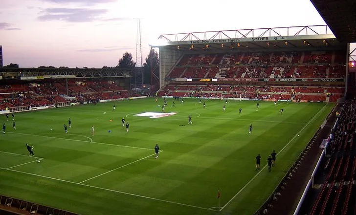 Toàn cảnh sân The City Ground nhìn từ khán đài, một góc nhìn bao quát và sống động
