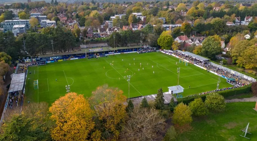 Toàn cảnh sân vận động Clarence Park nhìn từ trên cao với các khán đài và mặt sân