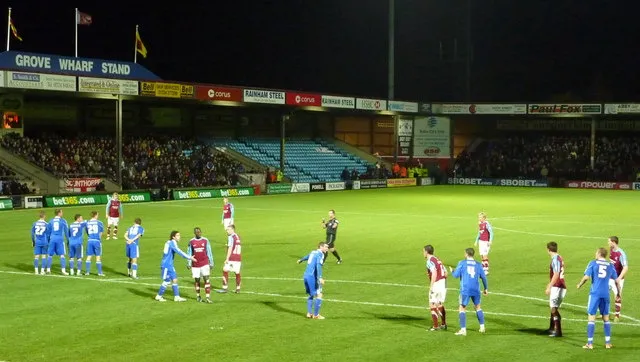 Toàn cảnh sân vận động Glanford Park trong trận Scunthorpe United đấu với Middlesbrough