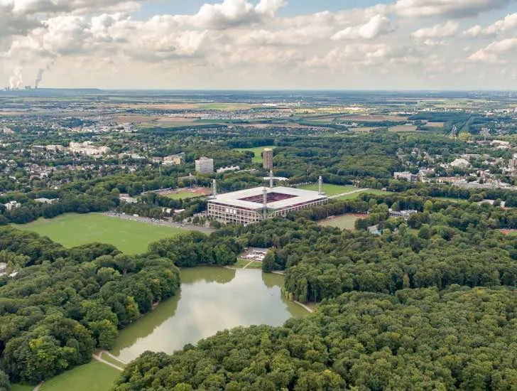 Toàn cảnh sân vận động RheinEnergieStadion nhìn từ xa
