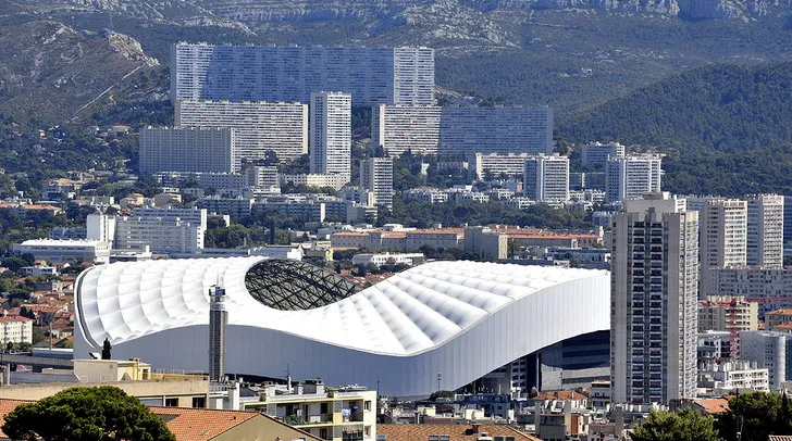 Toàn cảnh sân vận động Stade Vélodrome và thành phố Marseille