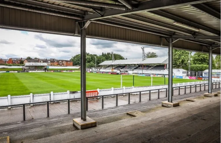 Toàn cảnh sân Victory Park từ khán đài, nơi diễn ra các trận đấu của Chorley FC