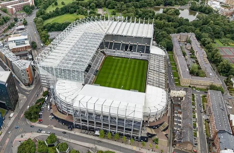 Toàn cảnh St. James' Park nhìn từ trên cao, nổi bật giữa lòng thành phố Newcastle.