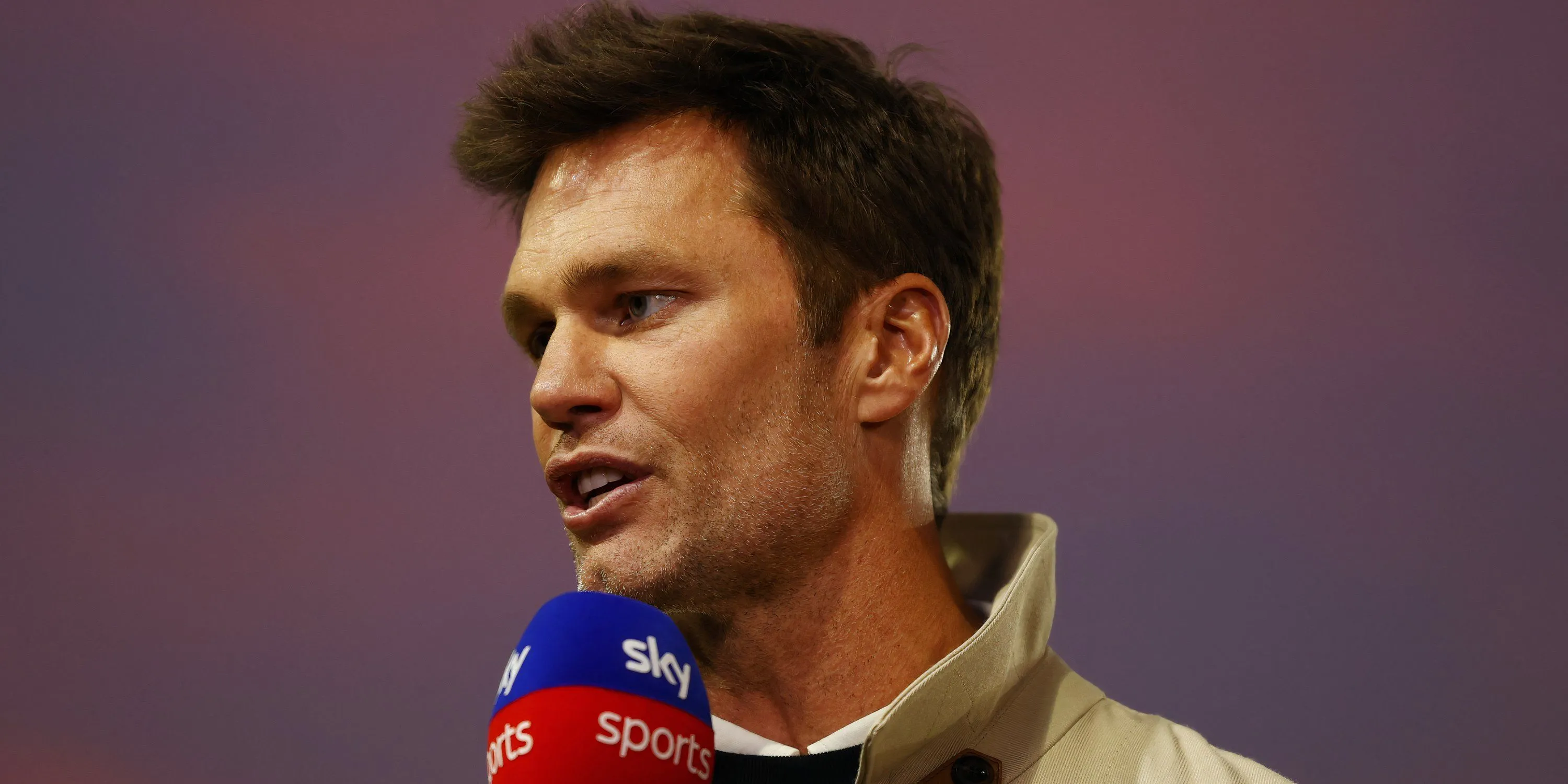 Tom Brady, huyền thoại bóng bầu dục Mỹ, với logo của Birmingham City, một trong những câu lạc bộ mà ông đồng sở hữu.