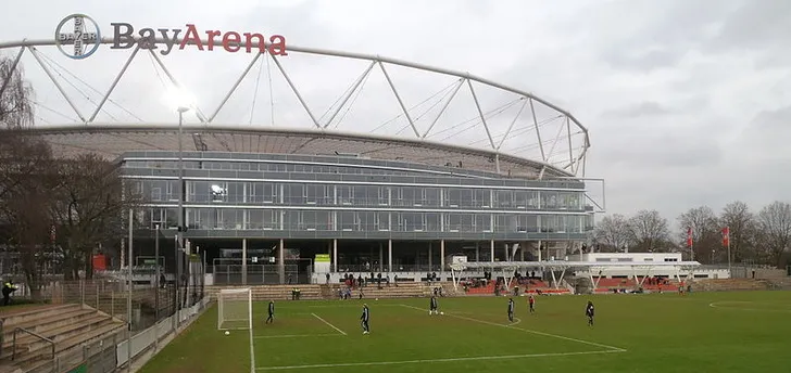 Tổng quan mặt ngoài hiện đại của sân BayArena, biểu tượng của Leverkusen