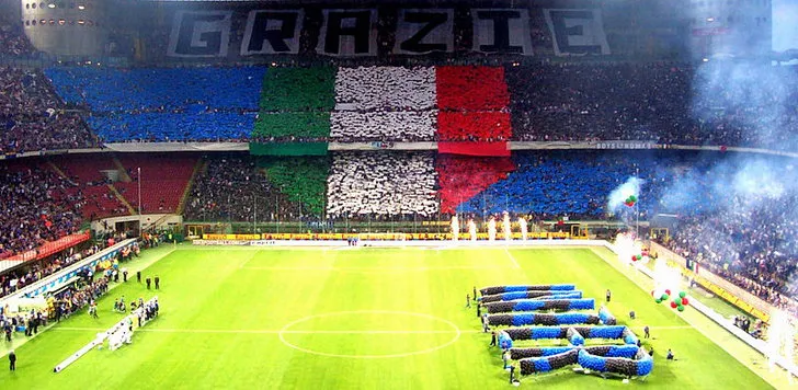 Trận đấu sân nhà của Inter Milan tại San Siro, với cổ động viên đông đảo trên khán đài Curva Nord