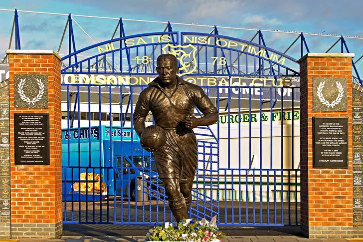 Tượng đài Dixie Dean, huyền thoại vĩ đại của Everton, đặt trang trọng bên ngoài sân Goodison Park