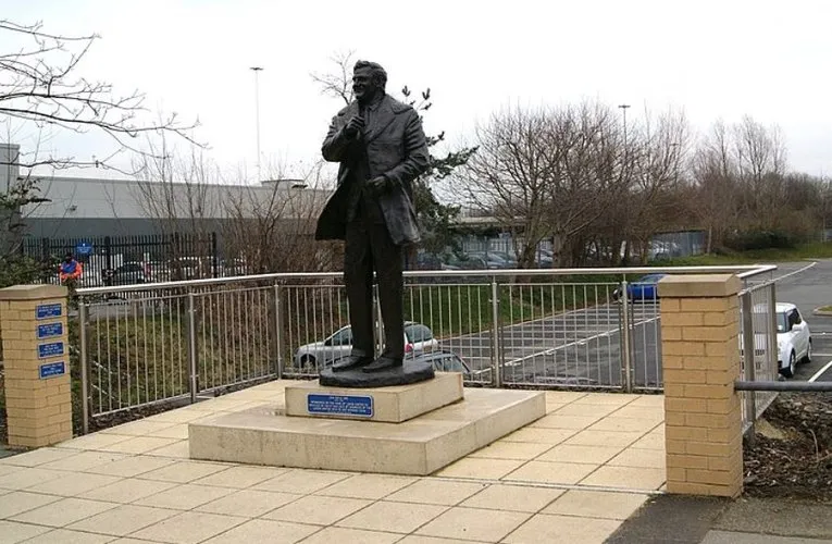 Tượng đài Don Revie bên ngoài sân Elland Road, tôn vinh huyền thoại Leeds United